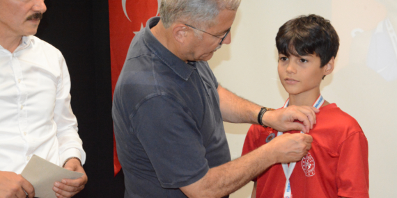 Türkiye Alt Minik Ferdi Boks Şampiyonu Ahmet Seha Özendi’ye ödül yağdı